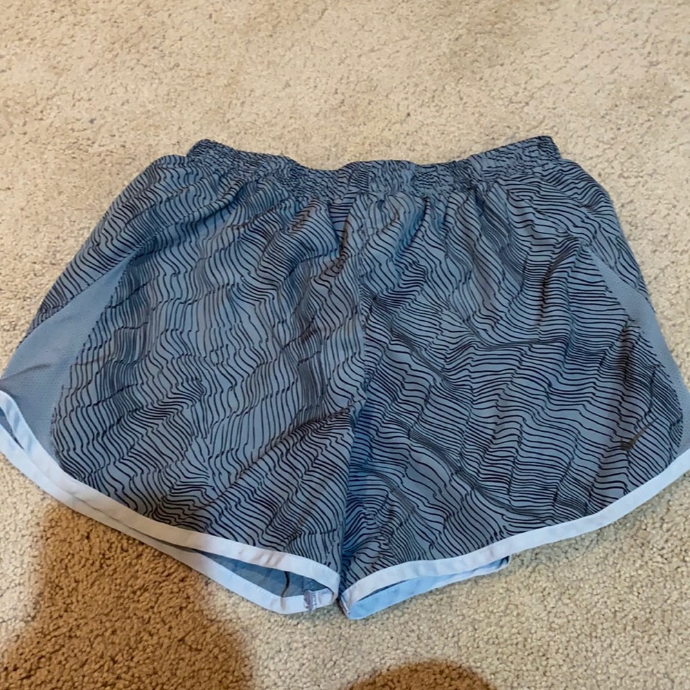 grey shorts